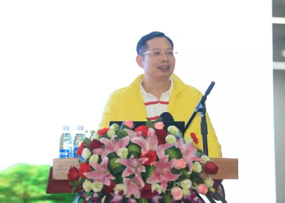2017年是厦门大学附属厦门眼科中心璀璨夺目的一年，2017我们不仅迎来了20周年院庆，还在医教研等方面取得丰硕成果。门诊量达40多 人次，手术量5 人次，并且顺利通过了国家药物临床试验机构(GCP)资格认定。满怀丰收的喜悦，我们挥手作别砥砺奋进的2017，阔步迈入华章初展的2018。3.jpg