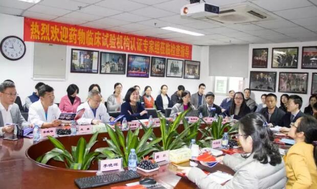 2017年是厦门大学附属厦门眼科中心璀璨夺目的一年，2017我们不仅迎来了20周年院庆，还在医教研等方面取得丰硕成果。门诊量达40多 人次，手术量5 人次，并且顺利通过了国家药物临床试验机构(GCP)资格认定。满怀丰收的喜悦，我们挥手作别砥砺奋进的2017，阔步迈入华章初展的2018。4.jpg