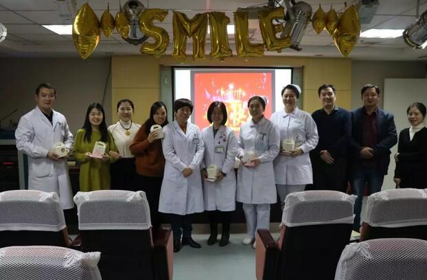 2月1日下午时分，“祝你生日快乐”歌声响彻华厦眼科医院二层会议室，这是医院党支部书记侯旭波书记在为本月过生日的员工庆祝生日1.jpg