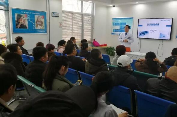 新年新气象，新起点，新动力。2月22日，青岛华厦眼科医院组织了以“突破 成长 飞跃”为主题的2018新春培训会。本次培训会旨在更好地服务广大眼疾患者， 提升员工综合素质能力，营造全员学习的氛围。此次培训会，覆盖范围较广，主要针对眼底病、白内障与翼状胬肉、屈光手术的术前检查、圆锥角膜、干眼症及角膜塑形镜等相关课题开展1.jpg