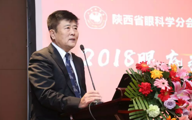 2018年3月3日，‘2018年 届眼底病高峰论坛’在西安曲江环球饭店拉开帷幕。此次高峰论坛由陕西省医学会主办，西安华厦眼科医院承办。本次会议邀请到了黎晓新、王骞、惠延年、王雨生、王丽丽、赵燕麟、谢安明、刘涛、郑波、王海燕等数十位全国 眼科专家及教授，与现场150余名眼科同仁共聚一堂，进行学术分享及讨论，分享了眼科领域学术研究的新成果，为新年初始带来一场精致丰富的学术盛宴3.png