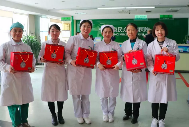 在“女神节”到来之际，华厦眼科医院侯旭波院长、杨付合业务院长等院方领*特意到礼品发放点亲切慰问女职工，为她们送上节日的惊喜和祝福。并对她们在工作中付出的辛劳、做出的成绩给予了充分肯定和赞扬，并叮嘱她们立足本职本岗工作，继续以爱心、责任心为全城百姓眼睛健康提供 的医疗服务和人文关怀。1.png