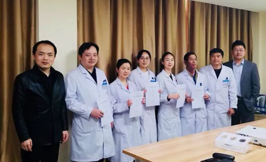 3月15日，贵阳阳明眼科医院2018年度工作目标签约仪式在医院会议室隆重举行。华厦眼科医院集团张昊志副总裁、学科运营管理中心王崇、贵阳阳明眼科医院官苍宇院长、医院各学科负责人、部门负责人出席了本次会议6.png