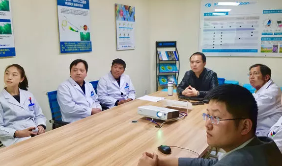3月15日，贵阳阳明眼科医院2018年度工作目标签约仪式在医院会议室隆重举行。华厦眼科医院集团张昊志副总裁、学科运营管理中心王崇、贵阳阳明眼科医院官苍宇院长、医院各学科负责人、部门负责人出席了本次会议7.png