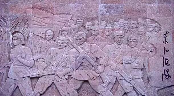 3月12日下午，已经90高龄的离休东江纵队老兵汤爷爷，在深圳华厦眼科医院检查之后，白内障专科邢宝刚主任为其实施左眼白内障超声乳化摘除，联合散光人工晶体植入术。1.jpg