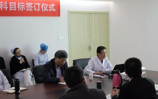 上周，西安华厦眼科医院2018年度工作目标签订仪式在医院内三楼学术会议厅隆重举行。厦门大学附属厦门眼科中心执行院长李晓峰博士、西安华厦眼科医院总经理郑文胜、西安华厦眼科医院王丽丽院长、西安华厦眼科医院常务副总张勇、医务部主任朱爱民、斜视与小儿眼科学科带头人张利玲主任、门诊部主任刘武装主任、屈光中心主任陈蒙等医院各学科负责人及部门负责人出席了本次会议3.jpg