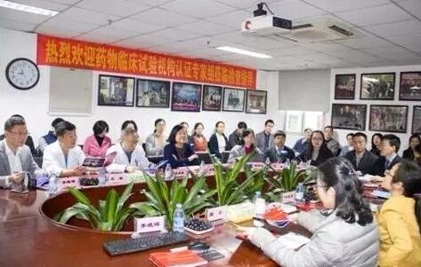 3月28日，为期4天的中国眼底病领域一年一度的学术年会“2018中国眼底病论坛暨环球视网膜研讨会”(RetinaChina 2018)在中国青岛召开。本次论坛由中国环球科技交流中心主办，《中华眼底病杂志》协办，会上翘楚云集，盛况空前，既是眼底病学诊疗领域的高水平年度学术盛会，也是世界眼底专家的一*次交流盛会8.jpg