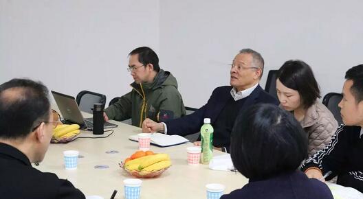 在3月28日法国依视路集团2.5新视代全球副总裁白方华先生一行人访问重庆华厦眼科医院时，重庆华厦眼科医院总经理张庭胜热情接待依视路集团贵宾一行。本次交流的目的：重庆华厦眼科和依视路“2.5新视代爱眼大使”健康公益项目希望能一起帮助视力帮助老百姓进行视力 ，提*生活质量，传播爱眼护眼的知识、宣传眼镜对视力 的作用、让更多的人尤其是需要帮助的人群能开始关注呵护自己的眼睛2.jpg