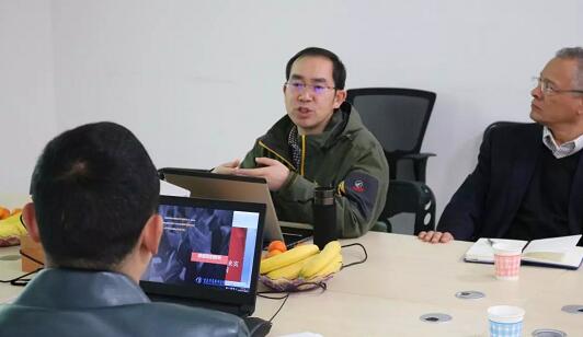 在3月28日法国依视路集团2.5新视代全球副总裁白方华先生一行人访问重庆华厦眼科医院时，重庆华厦眼科医院总经理张庭胜热情接待依视路集团贵宾一行。本次交流的目的：重庆华厦眼科和依视路“2.5新视代爱眼大使”健康公益项目希望能一起帮助视力帮助老百姓进行视力 ，提*生活质量，传播爱眼护眼的知识、宣传眼镜对视力 的作用、让更多的人尤其是需要帮助的人群能开始关注呵护自己的眼睛3.jpg