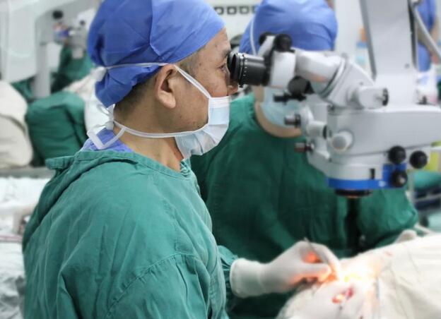 3月31日，厦门眼科中心业务副院长、厦门大学附属厦门眼科中心眼表与角膜病科吴护平教授应邀来到福州眼科医院进行为期一天的手术行程3.jpg