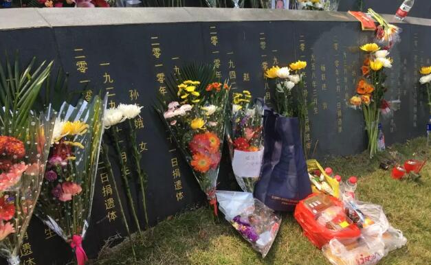 4月4日，厦门大学附属厦门眼科中心在厦门海沧文圃山纪念园里，集体缅怀厦门市遗体、器官、眼角膜捐献者。谢立信院士盛赞厦门眼科中心飞秒激光辅助下深板层角膜内皮移植手术是国内拔萃技术，已成为广大眼科同行学习的榜样2.jpg