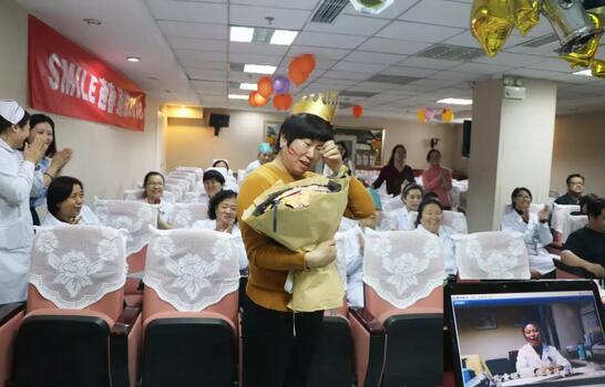 3月30日是华厦眼科医院侯旭波院长的生日。侯院长可能不记得今天是她的节日，因为她总是在繁忙中忘记自己的生日。为了给侯院长一个惊喜，顺便提升员工凝聚力，综合办员工早在好几天前就偷偷策划了一通2