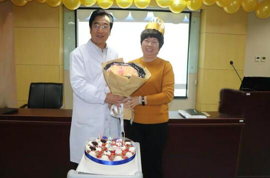 3月30日是华厦眼科医院侯旭波院长的生日。侯院长可能不记得今天是她的节日，因为她总是在繁忙中忘记自己的生日。为了给侯院长一个惊喜，顺便提升员工凝聚力，综合办员工早在好几天前就偷偷策划了一通4