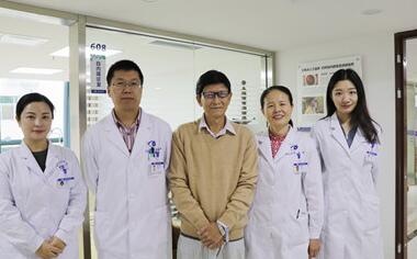 深圳华厦眼科医院 为78岁的患者巫先生实施新型三焦点人工晶体植入术1.jpg