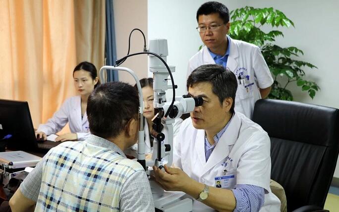 深圳华厦眼科医院 为78岁的患者巫先生实施新型三焦点人工晶体植入术5.jpg