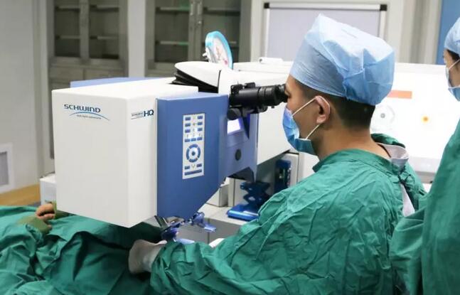 征兵视力体检、公务员体检，对于不少近视青年而言，体检这一门槛不能跨过的话，对于其未来都有着极为严重的影响。但是近视手术不是每个人都适合，比如未成年人，50岁以上中老年人不适合做。此外本身近视度数持续、快速加深，或者本身有青光眼、结膜炎等眼病的人，都不能进行近视摘镜手术.jpg