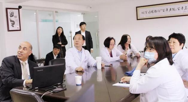4月10日上午，美国iTrace视功能分析仪的发明者之一、美国 Baylor眼科研究所Joe S. Wakil教授来上海和平眼科医院交流访问，我院郭海科院长、张伟英副院长、晋军主任医师以及其他各科临床医生参加了会议并与Joe S. Wakil教授进行了详尽的交流及经验分享2.jpg