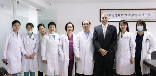 4月10日上午，美国iTrace视功能分析仪的发明者之一、美国 Baylor眼科研究所Joe S. Wakil教授来上海和平眼科医院交流访问，我院郭海科院长、张伟英副院长、晋军主任医师以及其他各科临床医生参加了会议并与Joe S. Wakil教授进行了详尽的交流及经验分享3.jpg