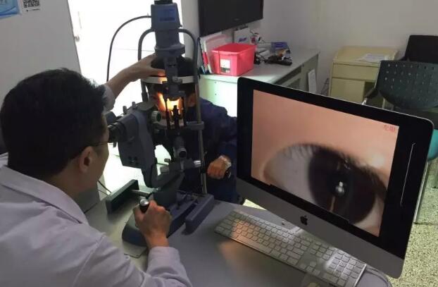 厦门大学附属厦门眼科中心白内障科毛祖红主任医师解释：白内障并不是老人的专属病，小孩也会得。先天性白内障多在出生前后即已存在，或在儿童期内罹患，其中有1/3是遗传因素，还有可能是孕期胎儿宫内病毒感染或者母体妊娠期糖尿病、甲亢、贫血、低钙、低维生素A、晚期缺氧等，以及新生儿代谢紊乱如低血糖，甲状旁腺功能低，半乳糖血症等