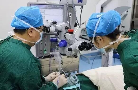 2017年7月2日秦斌院长完成 台非接触广角镜下25G微创玻切手术，主要手术设备为美国爱尔康超乳玻切机、法国光太532眼底激光医治仪等。.jpg