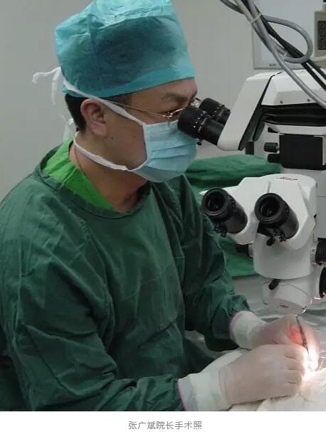 蔡司三焦点人工晶体把人眼看远、看中间距离以及看近的三个焦点都设计在一个人工晶体里面，用这样的人工晶体置换人自己的晶体，不但可以 晶体的透明性，还可以模拟人眼的变焦能力，让人重新同步拥有远中近的三种视力4.jpg
