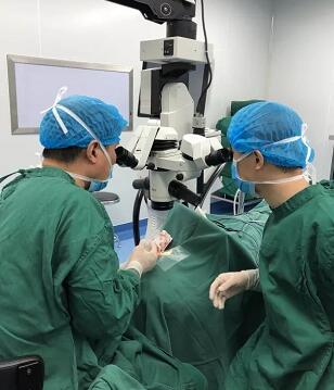 陈女士得知国内出名角膜病专家、原西南眼科医院副院长 教授现在重庆华厦眼科医院担任院长，医院有角膜供体资源，怀着 后的光明期待来到了重庆华厦眼科医院3.jpg
