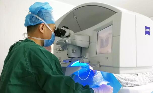 找到了厦门眼科中心屈光手术中心的黎新主任之后，小何开始咨询手术。在黎新主任耐心的讲解与分析下，小何做了细致的术前检查，发现除了小何双眼天生眼球较小外，并没有其他的手术禁忌症，完成可以实行手术3.jpg