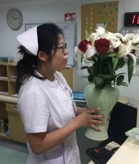 为庆祝环球护士节，5月11日下午，华厦眼科医院特别举行“ 美护士颁奖盛典”活动，医院业务院长杨付合、业务副院长蔡磊琳、护理主任高俊茹及华厦全体护理人员受邀参加3.png