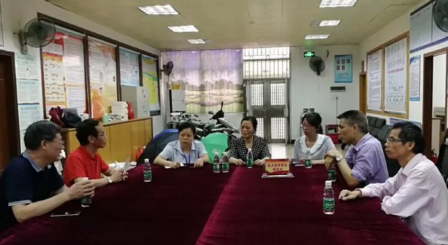 5月10日，佛山华厦眼科医院 一书记吴建勇同志会同医院王云华总经理深入佛山禅城区张槎村(居)社区沟通联系，推动党支部联动《义诊活动》工作，把党建工作与服务群众工作相融合，彰显党员先锋模范作用。1.png