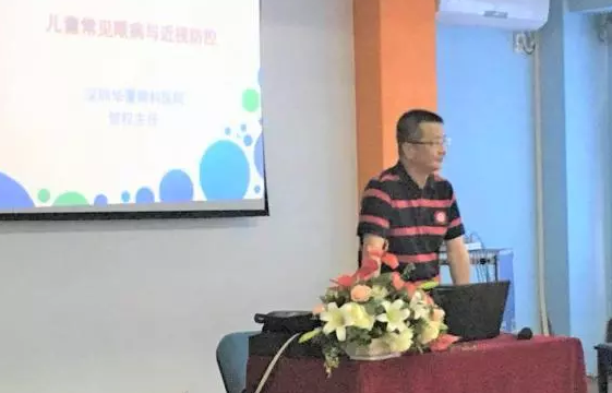5月16日，深圳华厦眼科医院“福田区青少年近视防控公益主题系列活动”走进深圳福田区琪琪幼儿园，院屈光科主任贺 主任医师为小朋友们进行爱眼护眼的健康教育，着力从小培养孩子良好的用眼习惯。1.png