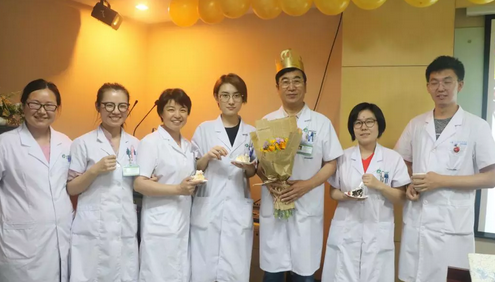 北京华厦民族眼科医院为杨付合院长制造惊喜的生日院务会4.png