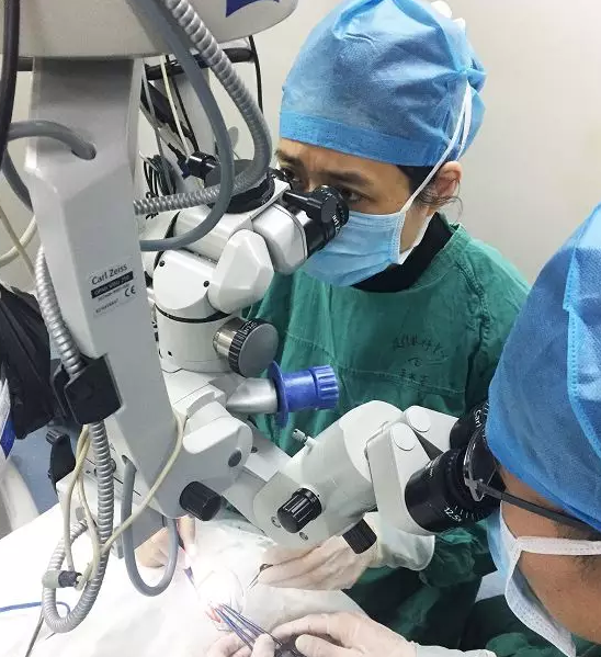 厦门眼科中心为因脑瘤手术引起的斜视患者顺利实施显微斜视手术2.png