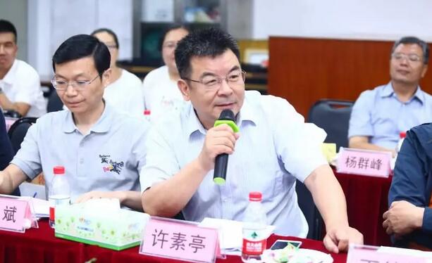 由人民日报、经济日报、科技日报、中新社等22家中央及行业媒体组成的采访团，走进华厦眼科医院集团本部厦门大学附属厦门眼科中心3.jpg