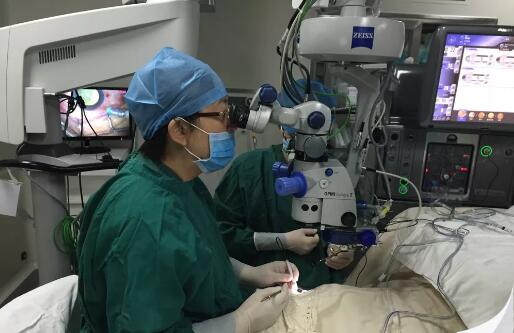 《健康时报》刊出厦门眼科中心黎晓新院长专访：眼科界的五位环球院士——“玻切女王”的进阶之路4.jpg