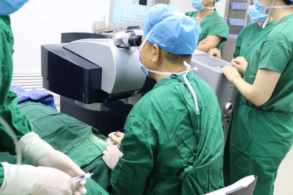 华厦眼科医院集团副总院长、厦门大学附属眼科中心业务院长王骞教授莅临西安华厦眼科医院为近视患者量身定制个性化手术方案1.jpg