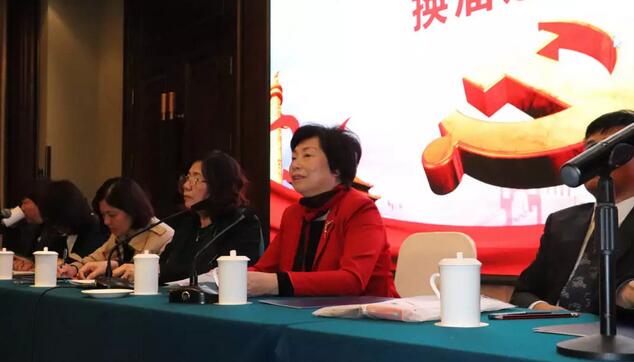2019年1月26日下午，“中共华厦眼科医院集团委员会换届选举大会”在厦门宾馆隆重举行，会议选举产生了中共华厦眼科医院集团第二届党委委员会5位委员。第*一届华厦眼科医院集团党委书记陈宝贵，党委副书记、厦门眼科中心工会主席陈逸恬，委员王骞、张秀恋、洪清配、吴丽群、张美嫦出席了此次党员大会3.jpg
