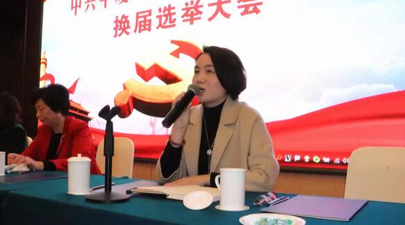 2019年1月26日下午，“中共华厦眼科医院集团委员会换届选举大会”在厦门宾馆隆重举行，会议选举产生了中共华厦眼科医院集团第二届党委委员会5位委员。第*一届华厦眼科医院集团党委书记陈宝贵，党委副书记、厦门眼科中心工会主席陈逸恬，委员王骞、张秀恋、洪清配、吴丽群、张美嫦出席了此次党员大会10.jpg