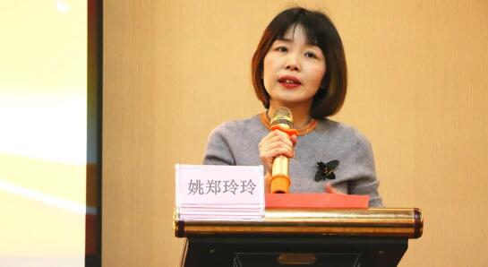 在厦门市翔安区卫计局的组织下，1月29日下午，翔安区全科医生眼科培训班在翔安鑫博雅酒店顺利举办。厦门眼科中心的专家讲师团为来自翔安区的200余名全科医生进行了眼科知识培训。培训班上，厦门眼科中心副总经理姚郑玲玲发表了讲话。2.jpg