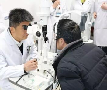 重庆华厦眼科医院安晓巨副院长：白内障手术什么时候做 ？1.jpg