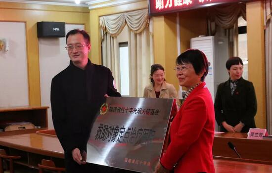 2018年，莆田眼科医院举办第*一届眼底病高峰论坛暨“全国名家工作室支援单位”等系列授牌仪式、开展”为乡村点睛”、校园近视防控，莆田市关心下一代工作委员会授予“青少年近视防控基地”。“为乡村点睛”8.jpg