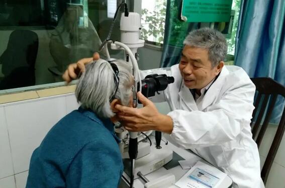 用行动诠释敬业奉献，绽放无悔人生——抚州光明眼科医院刘济民教授1.jpg