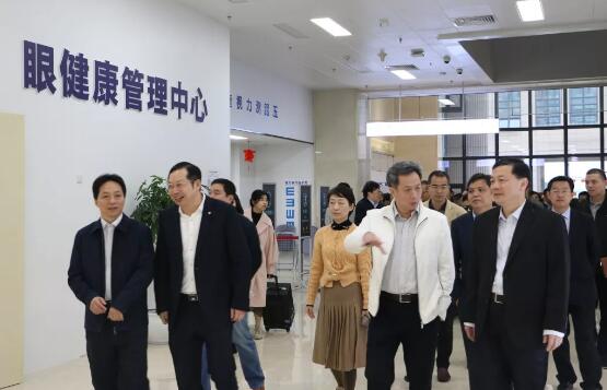 2月21日上午，厦门市湖里区四套班子、区发改局和湖里区各个街道办领*40多人走进华厦眼科医院集团华厦医疗园区视察调研，华厦眼科医院集团董事长苏庆灿陪同调研。此行是厦门湖里区“晒项目比进度”活动的一个重要组成部分，华厦医疗园被列为该活动的重点民生项目。1.jpg