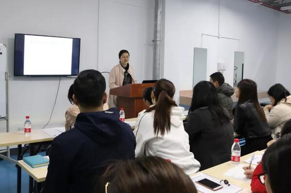 3月6日，2019华厦眼科医院集团小儿眼病与综合验光培训班在厦门举行，此次培训班为期8天，从小儿眼病及斜弱视到国内外验光模式纵观，从检影验光技巧手法到综合验光操作规范，从验光理论基础到儿童验光、眼病验光的差别和重点，系统验光知识无一不涵盖、无一不相授，为参会学员带来了一场高水准的知识盛宴2.jpg