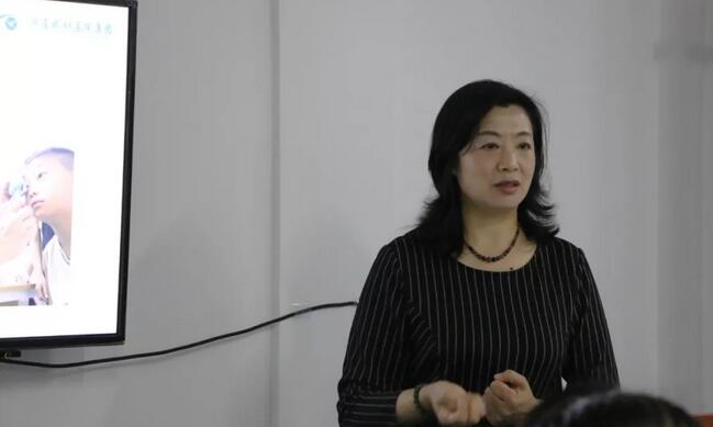 3月6日，2019华厦眼科医院集团小儿眼病与综合验光培训班在厦门举行，此次培训班为期8天，从小儿眼病及斜弱视到国内外验光模式纵观，从检影验光技巧手法到综合验光操作规范，从验光理论基础到儿童验光、眼病验光的差别和重点，系统验光知识无一不涵盖、无一不相授，为参会学员带来了一场高水准的知识盛宴3.jpg