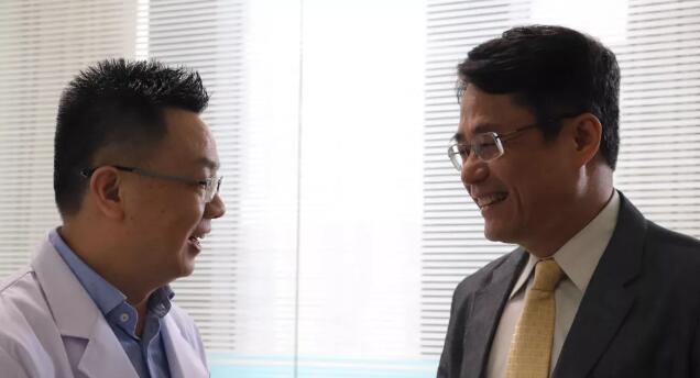 厦门眼科中心举行“2019海峡两岸屈光白内障交流座谈会” 张广斌副院长与应邀到访的台湾中坜大学眼科中心林鸿源教授进行学术交流