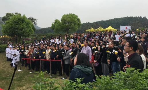 让另一个生命、光明得以延续——清明前夕厦门眼科中心缅怀角膜捐献者1.jpg