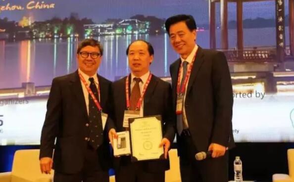 多次受邀于世界眼科大会、美国眼科年会、亚洲太平洋地区眼科年会等环球眼科会议进行现场手术表演——华厦眼科医院集团业务副总院长、上海和平眼科医院院长郭海科教授3.jpg
