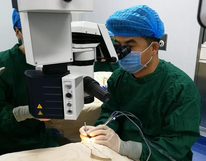 重庆华厦眼科医院安晓巨副院长：三焦点晶体让白内障术后视觉质量更崭然.jpg