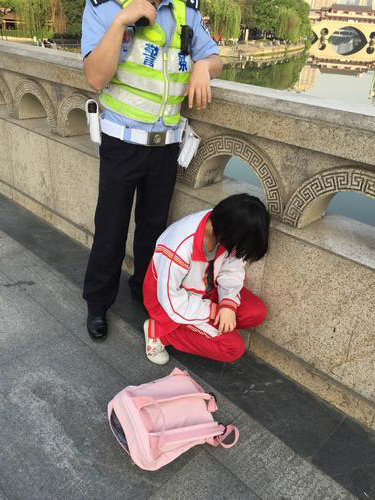 成都日报：女学生欲跳河轻生 成都华厦眼科医院职工路过救下