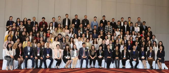 4月26日至28日，2019蔡司屈光中国用户会在北京如约举行，分享 激光屈光手术技术和经验，携手共同提升手术质量，为患者提供更 的医疗服务。华厦眼科医院集团派出多人组成的专家团队参会，与来自全国各地的眼科同仁深入探讨交流，碰撞思想火花，分享 严谨的学术观点，展现出了华厦人强劲的学术风采2.png